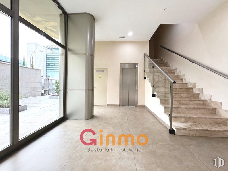 Oficina en alquiler y venta en Edificio Auge I, Calle María Tubau, 8, Fuencarral - El Pardo, Madrid, 28049 con puerta, edificio, accesorio, planta, madera, suelos, hall, ventana, escaleras y techo alrededor