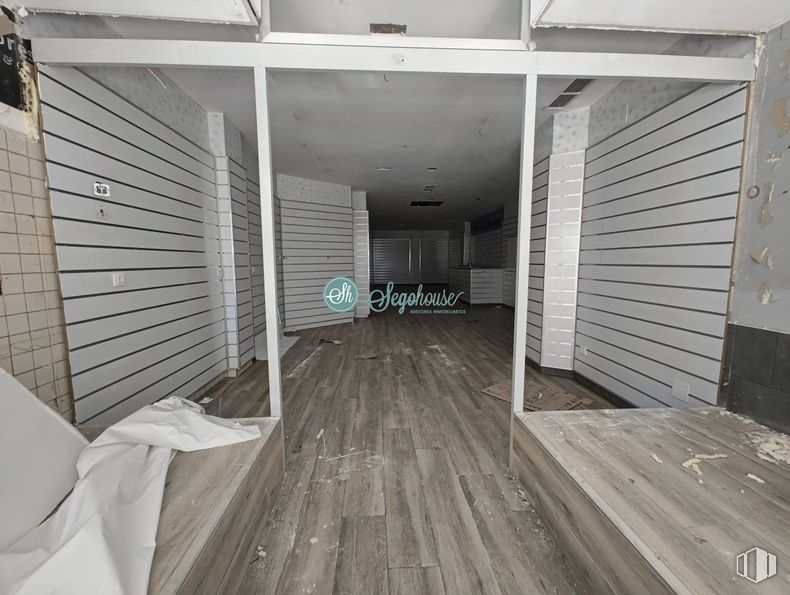 Retail for rent at Calle José Zorrilla, Segovia, 40002 with flooring, floor, composite material, ceiling, plank, wood flooring, hardwood, silver, tile and design around