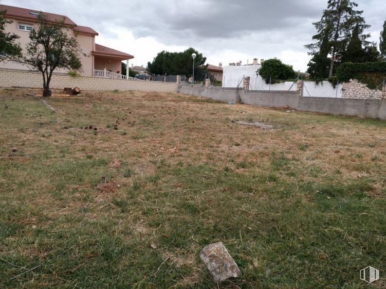 Land for sale at Avenida América, La Lastrilla, Segovia, 40196 with house, cloud, sky, plant, tree, land lot, grass, biome, building and wall around