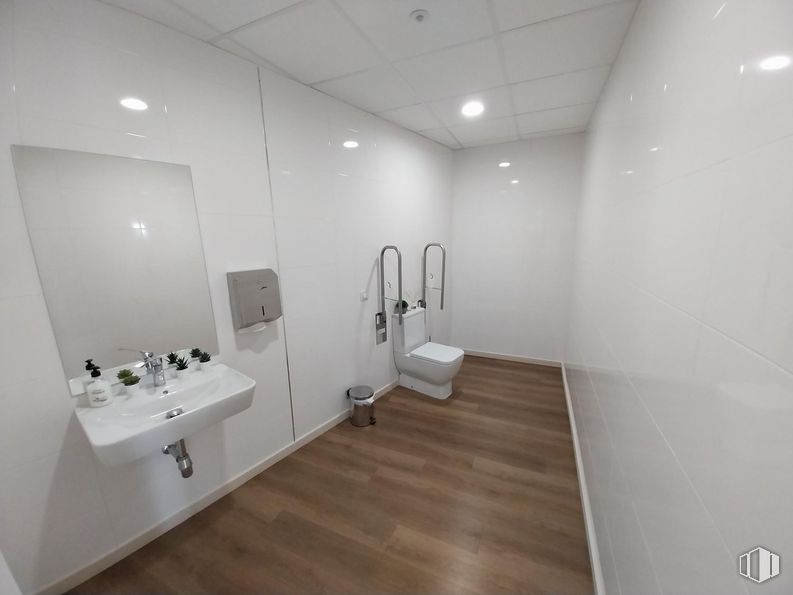 Retail for sale at Calle Bravo Murillo, 296 , Tetuán, Madrid, 28020 with sink, toilet, flooring, wall, floor, interior design, plumbing fixture, ceiling, plumbing and bathroom around