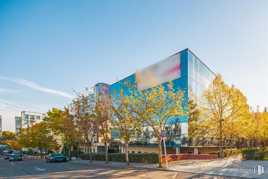 Oficina en alquiler en Edificio Siglo XXI, Calle Isla del Hierro, 5, San Sebastián de los Reyes, Madrid, 28700 con edificio, cielo, árbol, nube, planta, arquitectura, diseño urbano, sombra, superficie de la carretera y zona residencial alrededor