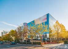 Oficina en alquiler en Edificio Siglo XXI, Calle Isla del Hierro, 5, San Sebastián de los Reyes, Madrid, 28700 con edificio, cielo, árbol, nube, planta, arquitectura, diseño urbano, sombra, superficie de la carretera y zona residencial alrededor