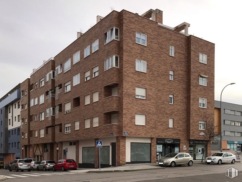 Retail for sale at Calle Mago de Oz, Guadalajara, 19005 with building, car, sky, window, wheel, tire, vehicle, urban design, tower block and condominium around