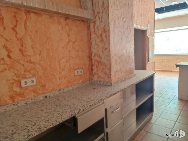 Local en venta en Calle Islas Columbretes, 7, Humanes de Madrid, Madrid, 28970 con ebanistería, propiedad, encimera, ventana, madera, cajón, cocina, albañilería, ladrillo y pavimento alrededor