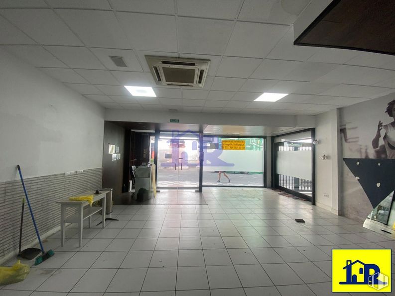 Retail for rent at Centro urbano, Cuenca, 16002 with table, building, fixture, floor, flooring, ceiling, parking, event, city and glass around