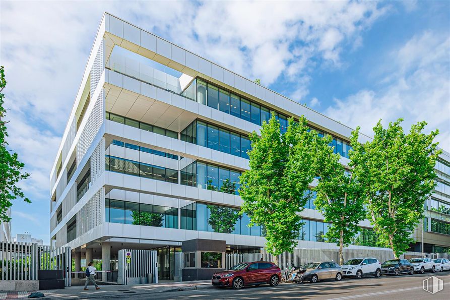 Oficina en alquiler en Calle Alcalá, 544, San Blas - Canillejas, Madrid, 28027 con coche, edificio, nube, cielo, rueda, neumático, árbol, vehículo, diseño urbano y condominio alrededor