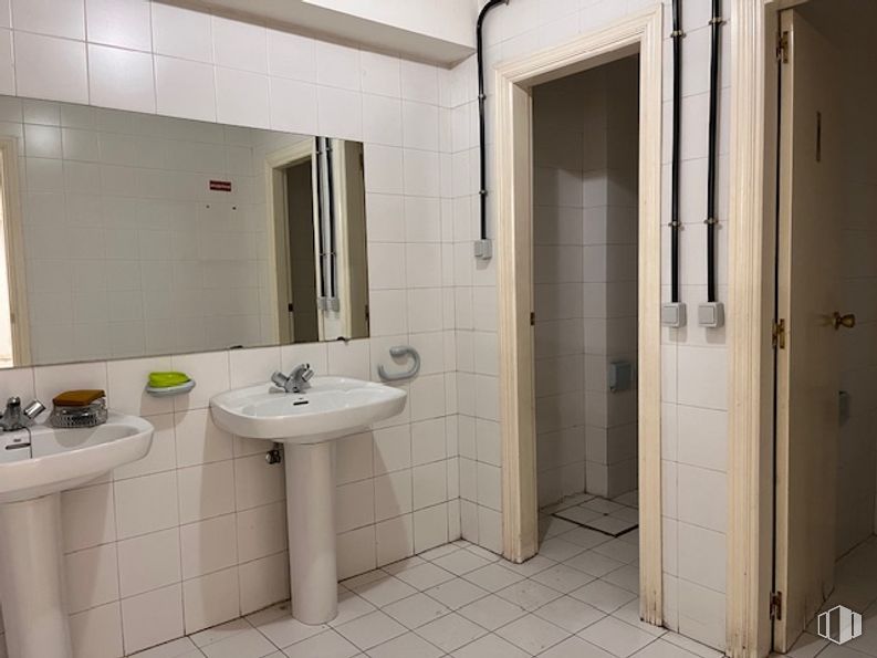 Local en alquiler en Calle Santa Catalina, Majadahonda, Madrid, 28220 con fregadero, lavabo, cuarto de baño, accesorios de fontanería, pared, suelos, suelo, grifo, fontanería y interiorismo alrededor