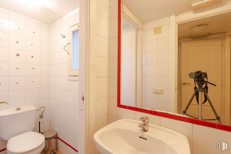 Local en venta en Calle Ávila, 11, Tetuán, Madrid, 28020 con fregadero, inodoro, espejo, accesorio de fontanería, grifo, lavabo de baño, baño, accesorio, alumbrado y morado alrededor