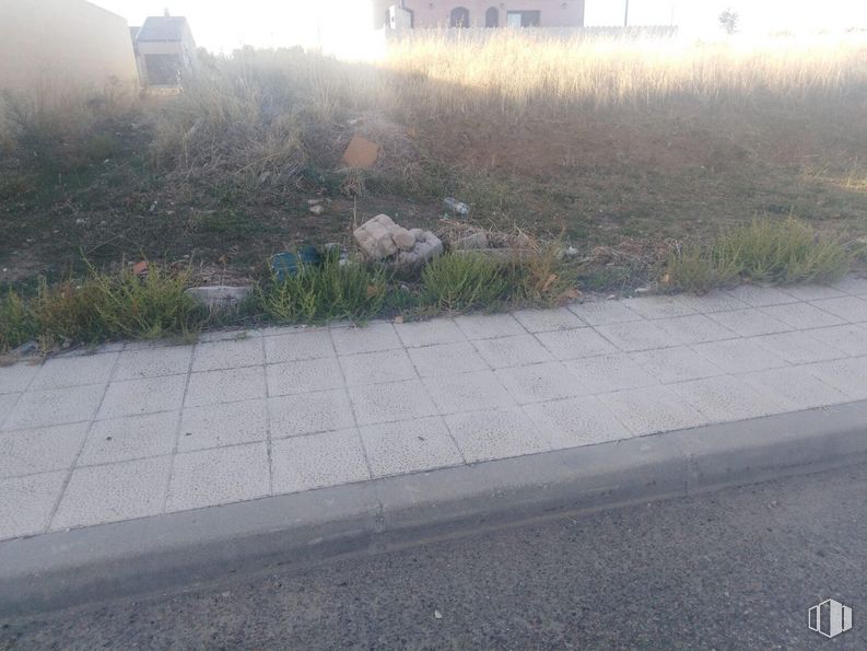 Land for sale at Calle Carlos Sainz, Fuensalida, Toledo, 45510 with building, mirror, plant, road surface, automotive tire, asphalt, grass, tar, groundcover and shrub around