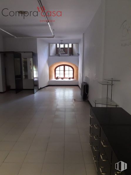 Retail for sale & for rent at Calle Juan Bravo, Segovia, 40001 with cabinetry, window, chest of drawers, table, property, drawer, building, fixture, interior design and architecture around