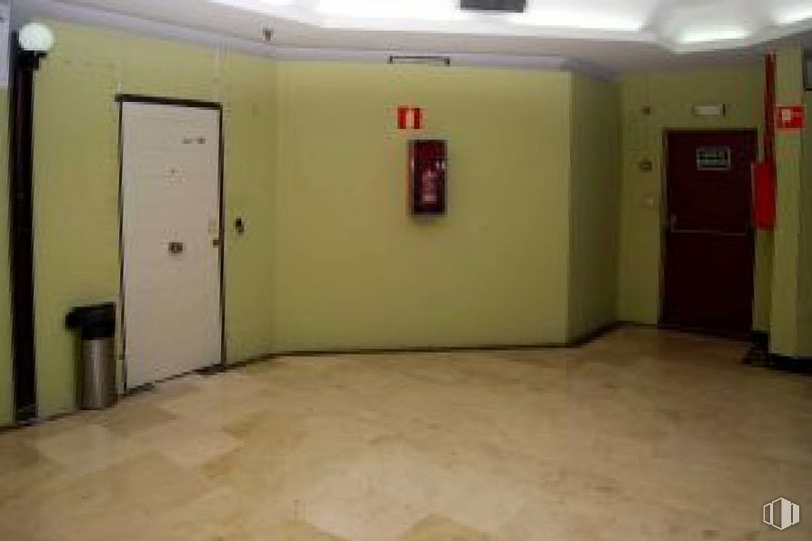 Local en venta en Centro Comercial Arce, Zona de Copacabana, Móstoles, Madrid, 28935 con puerta, propiedad, accesorio, edificio, diseño de interiores, piso, suelo, pasillo, pared y techo alrededor