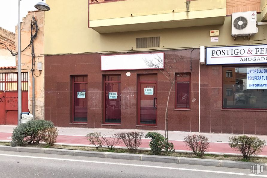 Local en alquiler en Avenida Pilar, 14, Torrijos, Toledo, 45500 con puerta, edificio, ventana, planta, propiedad, pared, barrio, fachada, casa y bienes raíces alrededor