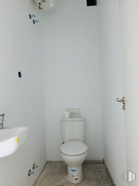 Retail for sale at Calle Valverde, 20, Centro, Madrid, 28004 with toilet, sink, property, toilet seat, white, bathroom, product, purple, fixture and interior design around