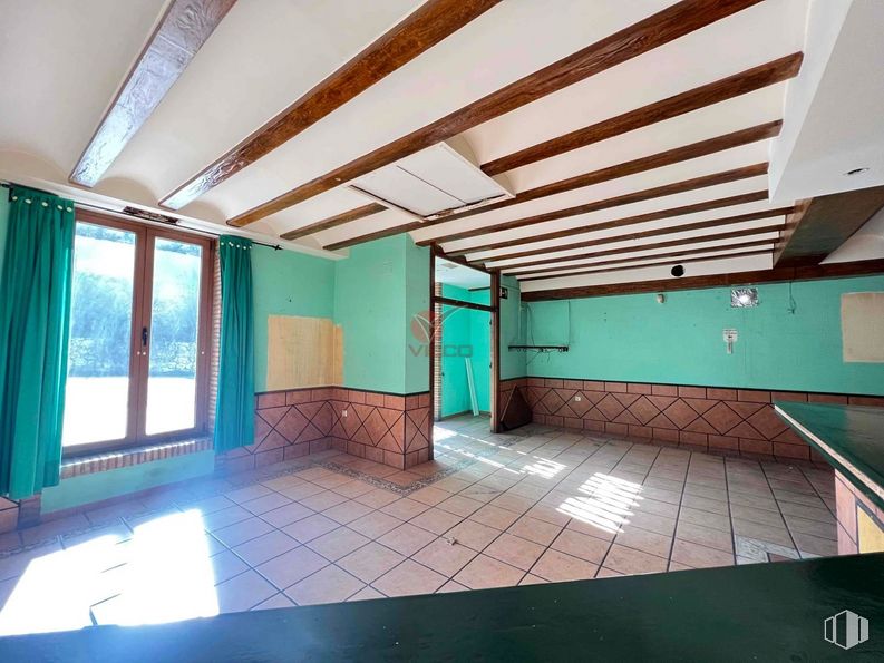 Retail for sale at Avenida Huerta Abajo, San Lorenzo de la Parrilla, Cuenca, 16770 with window, wood, shade, architecture, curtain, floor, flooring, fixture, wall and hall around