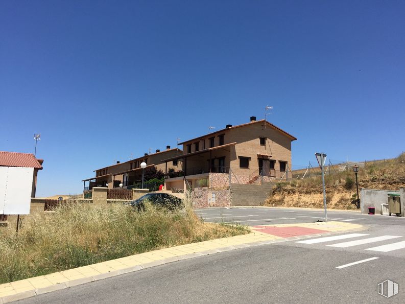 Land for sale at Calle Extraradio, Hontanares de Eresma, Segovia, 40490 with building, sky, plant, street light, window, road surface, land lot, asphalt, house and real estate around