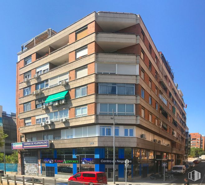 Office for rent at Calle Eugenio Caxes, 1, Usera, Madrid, 28026 with building, car, sky, property, window, street light, tower, house, tower block and urban design around