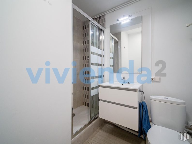 Oficina en venta en Calle Drácena, Chamartín, Madrid, 28016 con inodoro, mueble de baño, ebanistería, edificio, azure, accesorio, grifo, accesorios de fontanería, puerta y confort alrededor