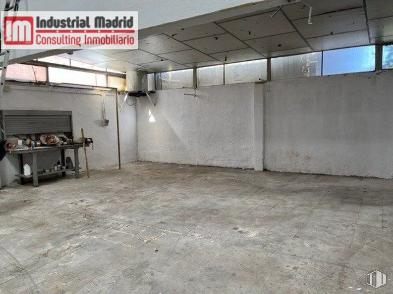 Industrial for sale at Polígono Industrial El Guijar, Arganda del Rey, Madrid, 28500 with table, window, flooring, asphalt, gas, composite material, concrete, ceiling, hall and metal around