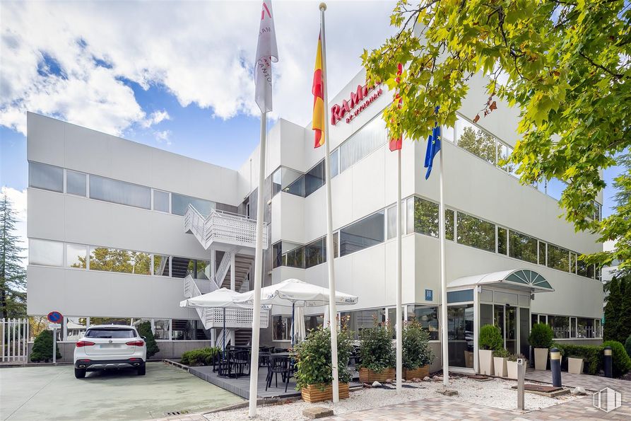 Oficina en alquiler en Ronda Poniente, 3, Tres Cantos, Madrid, 28760 con coche, bandera, planta, luz de estacionamiento, cielo, propiedad, edificio, nube, vehículo y árbol alrededor