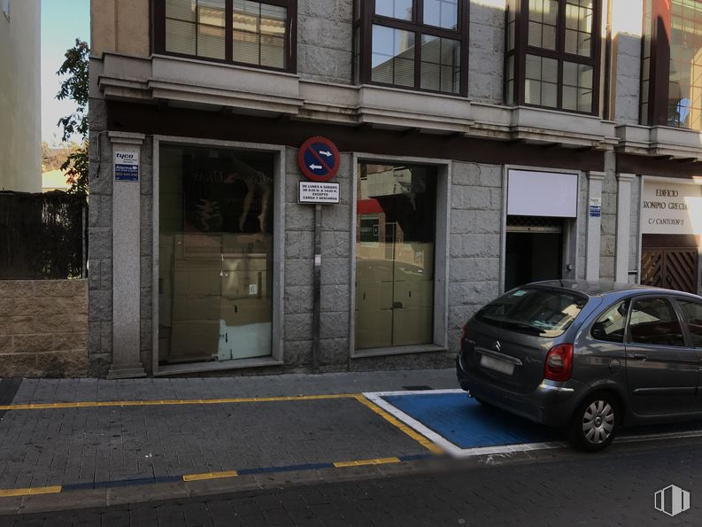 Retail for sale at Edificio Jerónimo Greciano, Calle Cantos, 2, Galapagar, Madrid, 28260 with car, window, tire, wheel, door, building, composite material, concrete, sidewalk and automotive tail & brake light around