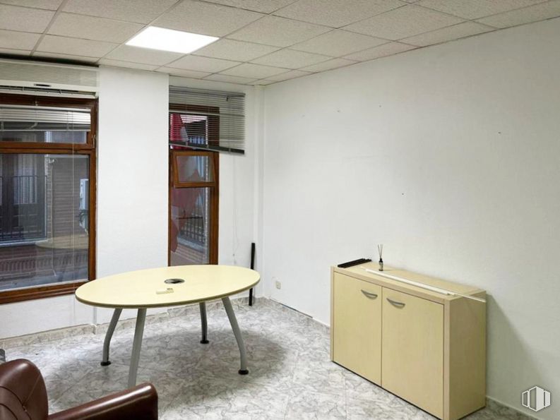 Oficina en alquiler en Calle Santiago de la Fuente, Bargas, Toledo, 45593 con ebanistería, mesa de centro, mesa, edificio, madera, diseño de interiores, accesorio, pavimento, piso y pared alrededor