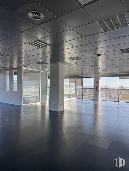 Office for rent at Edificio Barajas, Calle Alcañiz, 23, Barajas, Madrid, 28042 with flooring, floor, ceiling, interior design, composite material, glass, commercial building, tile flooring, metal and hall around