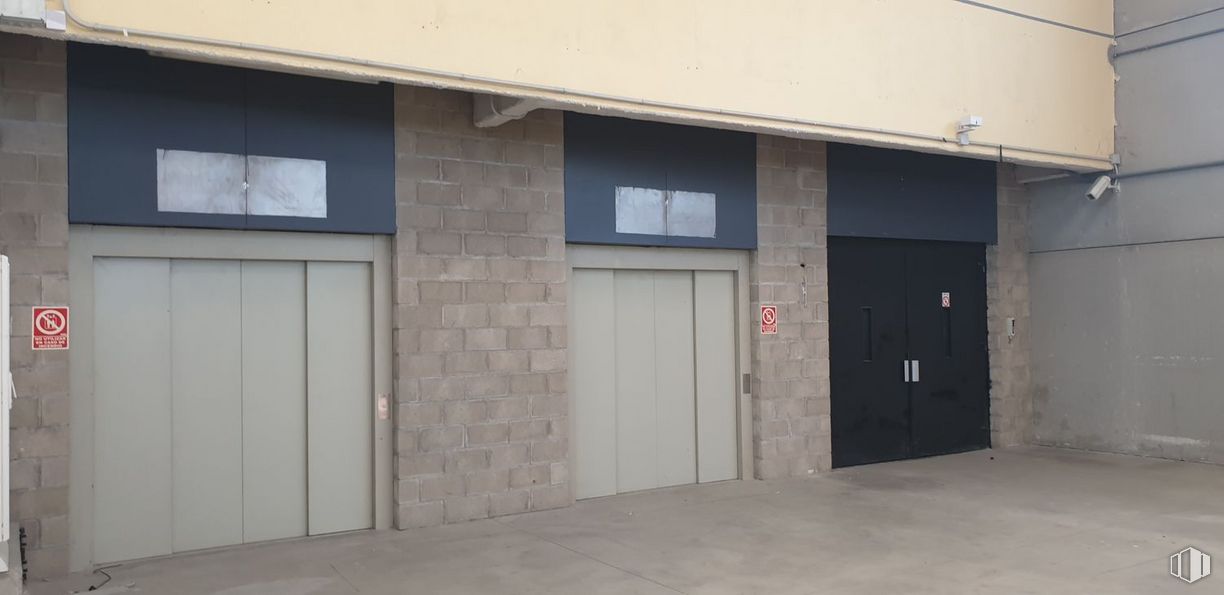 Industrial for sale at Paseo Tren Talgo, Las Rozas de Madrid, Madrid, 28290 with door, window, fixture, wood, asphalt, road surface, composite material, facade, concrete and garage door around