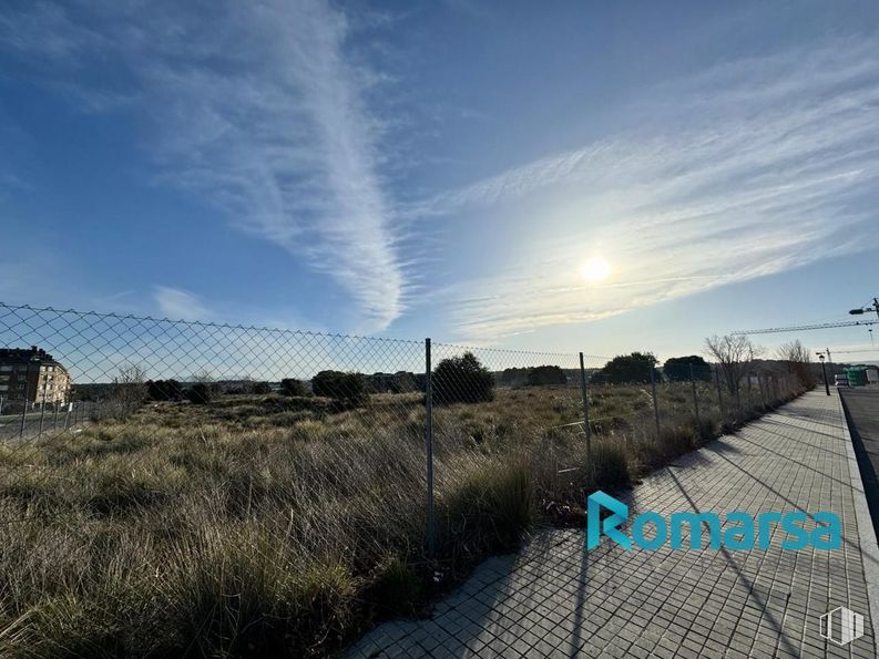 Land for sale at Avenida Juan Carlos I, Ávila, 05004 with cloud, sky, plant, window, fence, natural landscape, horizon, tree, landscape and grass around