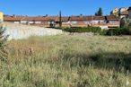 Land for sale at Calle Córdoba, Alcalá de Henares, Madrid, 28804 with house, sky, plant, building, natural landscape, residential area, tree, grass, grassland and real estate around