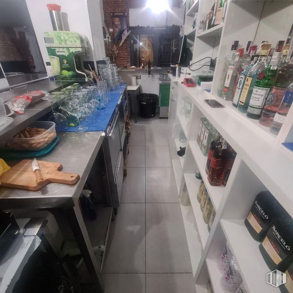 Local en venta en Barrio Palacio, Centro, Madrid, 28005 con productos envasados, zapato, diseño automovilístico, estante, cocina, electrodomésticos, estantería, edificio, venta al por menor y máquina alrededor