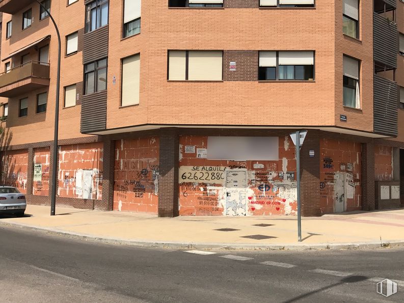 Local en alquiler en Calle Guanabacoa, 1, Getafe, Madrid, 28970 con edificio, ventana, persona, neumático, rueda, superficie de carretera, ladrillo, arquitectura, albañilería y diseño urbano alrededor