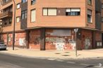 Retail for rent at Calle Guanabacoa, 1, Getafe, Madrid, 28970 with building, window, person, tire, wheel, road surface, brick, architecture, brickwork and urban design around