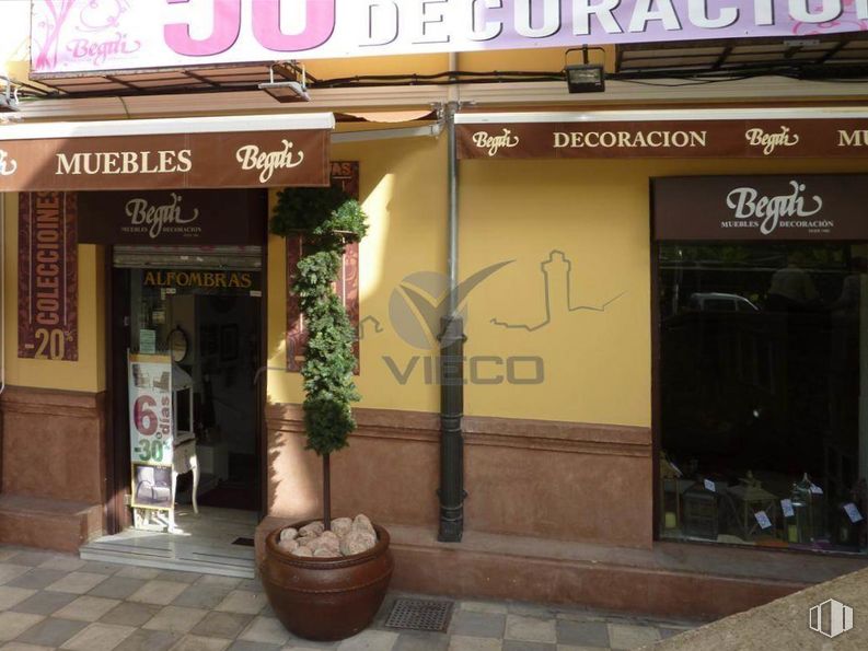 Retail for sale & for rent at Centro urbano, Cuenca, 16001 with flowerpot, houseplant, property, plant, fixture, font, facade, awning, retail and building around