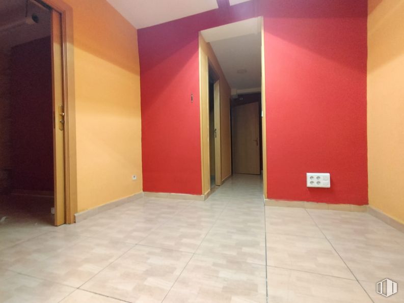 Nave en venta en Zona industrial, Coslada, Madrid, 28823 con puerta, accesorio, hall, interiorismo, suelo, suelos, madera, techo, suelo de baldosas y tintes y matices alrededor