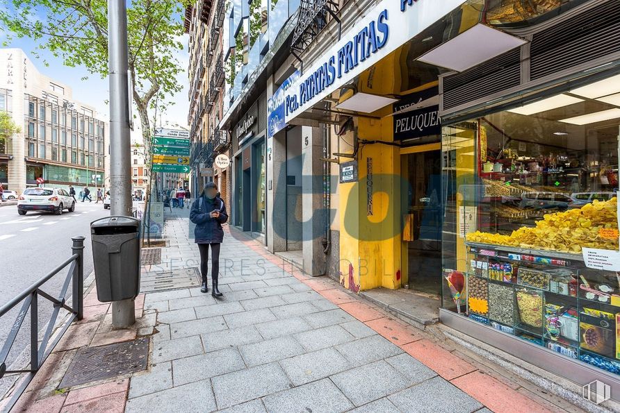 Local en venta en Calle Marqués Urquijo, Moncloa - Aravaca, Madrid, 28008 con persona, edificio, contenedor de basura, productos envasados, infraestructura, coche, superficie de la carretera, barrio, amarillo y rueda alrededor