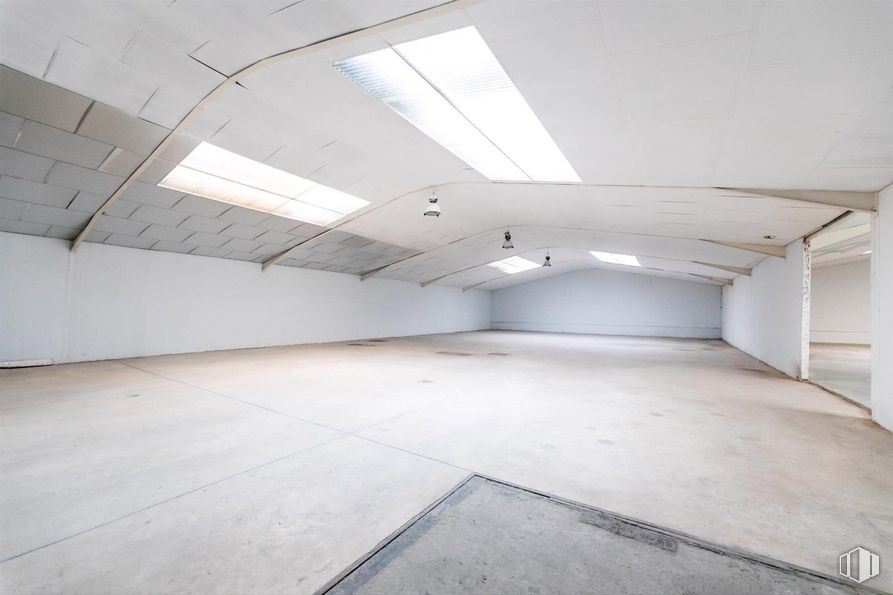 Industrial for rent at Calle Castrobarto, Barajas, Madrid, 28042 with light fixture, lighting, flooring, floor, ceiling, concrete, hall, daylighting, shade and design around