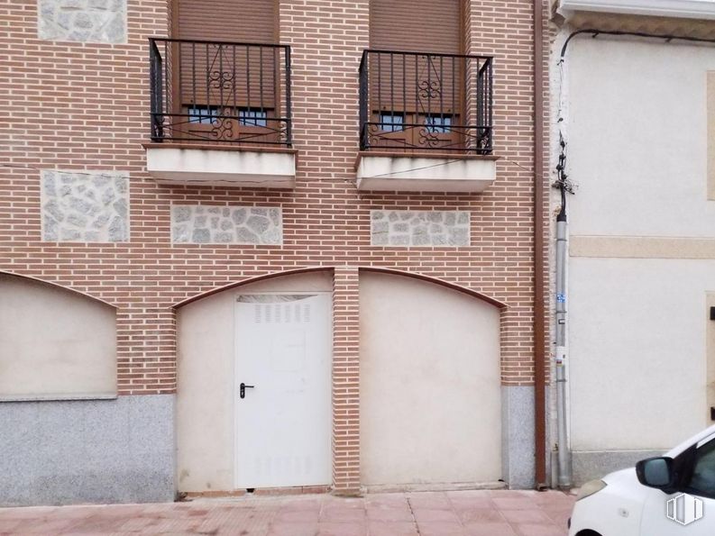 Local en alquiler en Calle de Carlos Martín Álvarez, Valdeolmos-Alalpardo, Madrid, 28130 con puerta, coche, edificio, ventana, madera, albañilería, ladrillo, línea, barrio y fachada alrededor