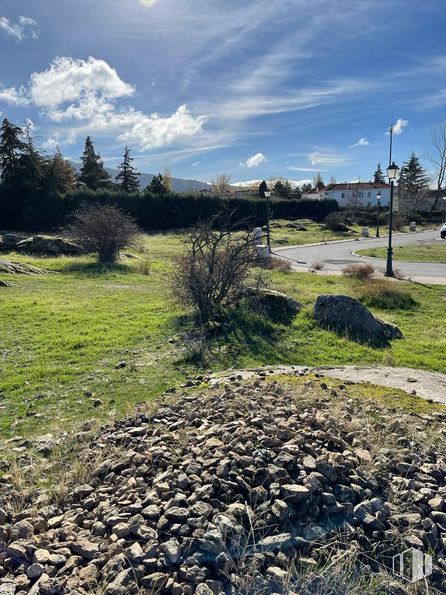 Suelo en venta en Calle Molinillo, s/n, Otero de Herreros, Segovia, 40422 con nube, cielo, planta, árbol, paisaje natural, lote de terreno, luz solar, luz de la calle, hierba y superficie de la carretera alrededor