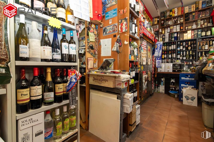 Retail for rent at Calle Torregrosa, Hortaleza, Madrid, 28043 with bottle, wine bottle, shelf, convenience store, retail, shelving, liquor, alcoholic drink, glass bottle and liquor store around