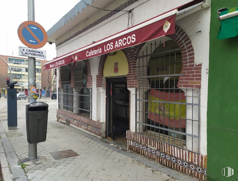 Local en alquiler en Zona Barrio del Pilar, Fuencarral - El Pardo, Madrid, 28029 con edificio, contenedor de basura, puerta, señal de tráfico, ventana, gas, fachada, contención de residuos, asentamiento humano y ciudad alrededor