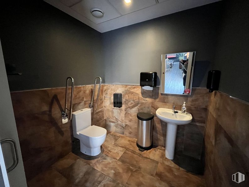 Retail for rent at Calle Campo Estrella, Fuencarral - El Pardo, Madrid, 28050 with toilet, sink, plumbing fixture, bathroom, building, wood, tap, purple, bathroom sink and interior design around