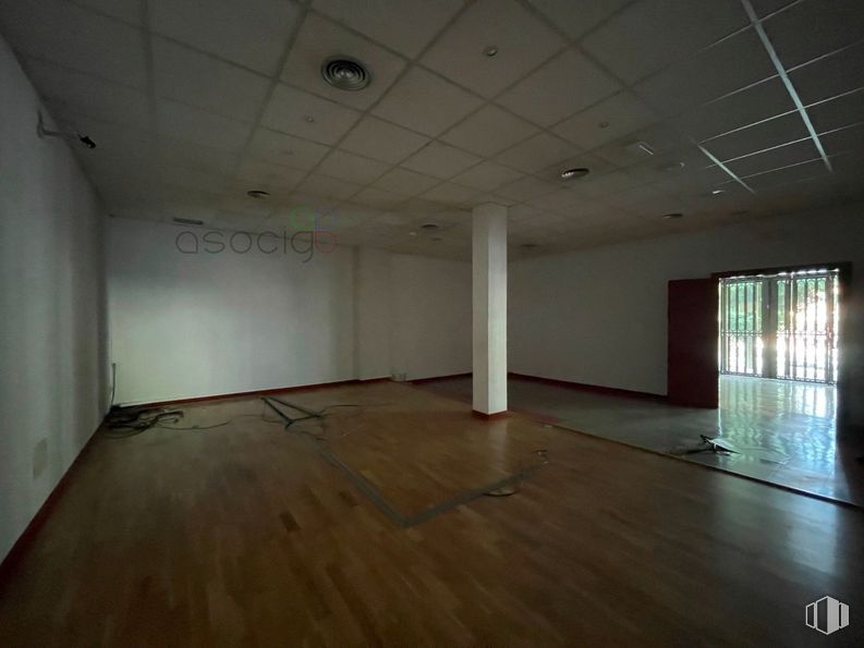 Retail for rent at Avenida Ejército, Guadalajara, 19004 with wood, hall, interior design, flooring, floor, fixture, hardwood, ceiling, space and plywood around