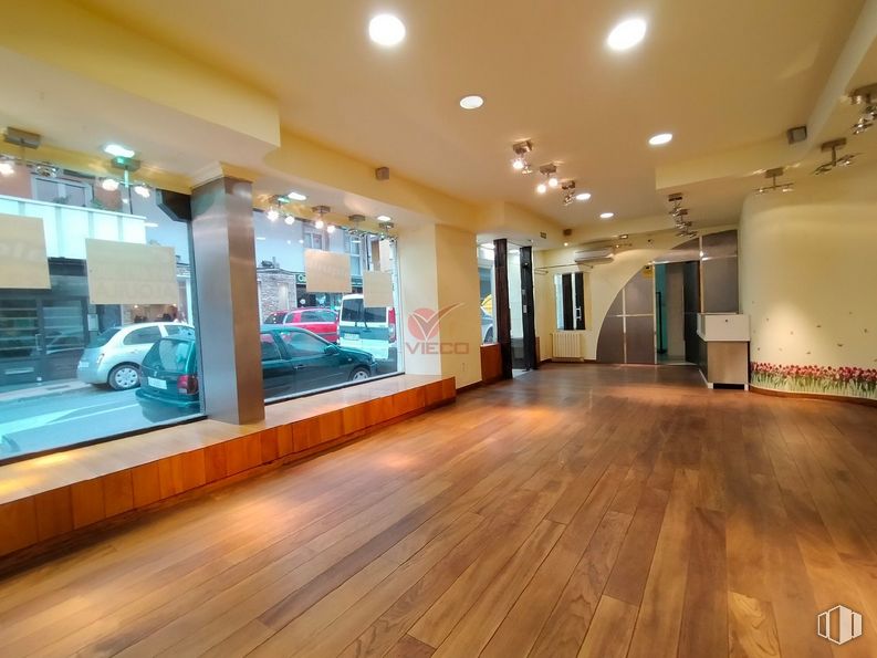 Local en alquiler en Zona centro, Cuenca, 16004 con coche, neumático, edificio, rueda, interiorismo, madera, vehículo, suelos, inmobiliario y iluminación del automóvil alrededor