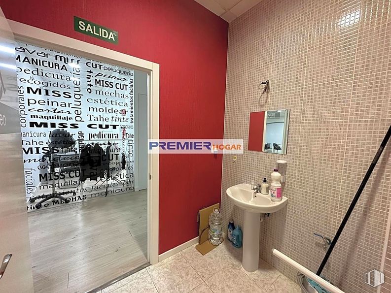 Retail for rent at Avenida Dr. Fleming, Yuncos, Toledo, 45210 with sink, property, plumbing fixture, interior design, building, floor, wall, flooring, shower head and bathroom around