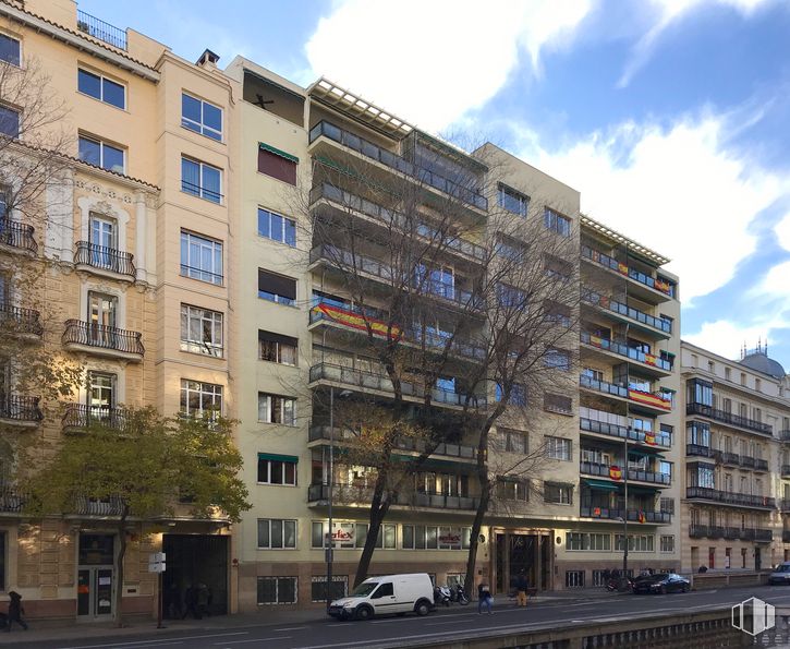 Oficina en alquiler en Calle Almagro, Chamberí, Madrid, 28010 con edificio, camioneta, nube, cielo, día, propiedad, ventana, rueda, diseño urbano y bloque de torres alrededor