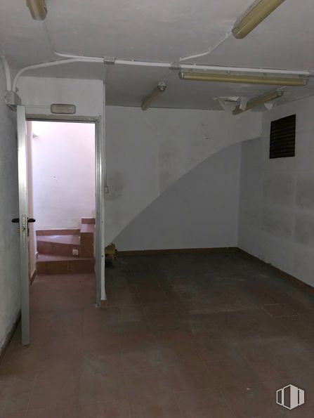 Local en alquiler en Barrio del Pilar, Fuencarral - El Pardo, Madrid, 28029 con espejo, accesorio, pavimentos, edificio, piso, material compuesto, techo, madera, aluminio y escayola alrededor