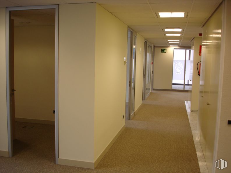 Office for rent at Edificio Bruselas, Avenida Europa, 4, Alcobendas, Madrid, 28108 with door, fixture, window, floor, hall, wood, flooring, ceiling, hardwood and plaster around