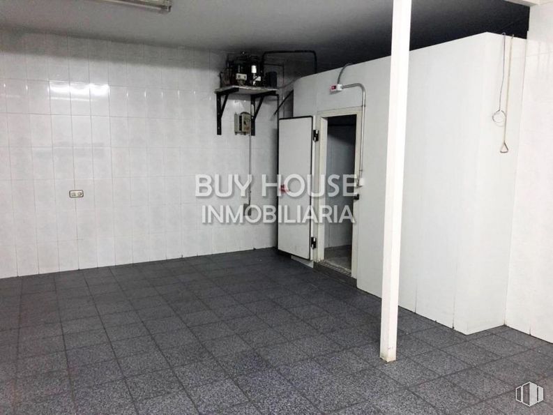 Retail for sale at Avenida Castilla-La Mancha, Illescas, Toledo, 45200 with fixture, flooring, floor, ceiling, composite material, monochrome photography, aluminium, building, glass and door around