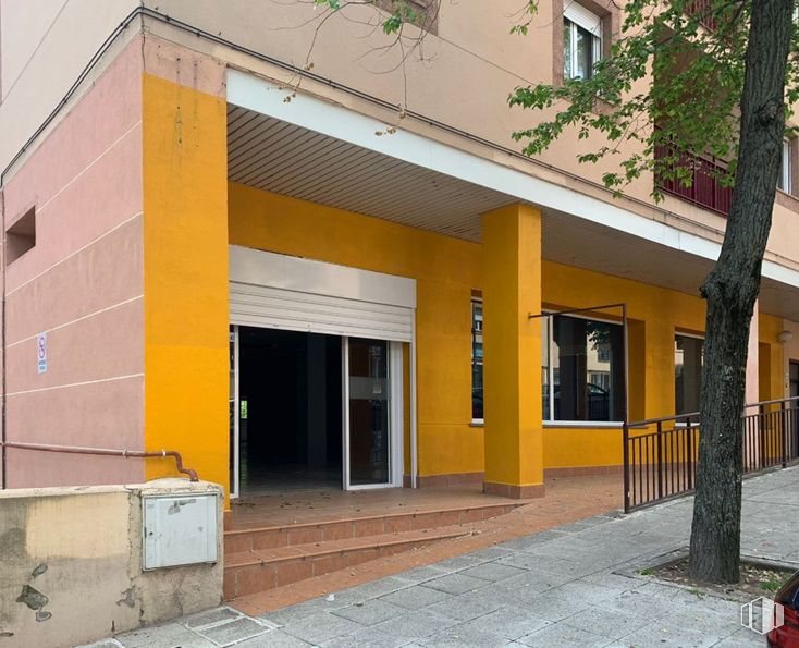 Retail for rent at Zona Las Pozas, San Lorenzo de El Escorial, Madrid, 28200 with window, building, property, fixture, orange, architecture, shade, door, urban design and neighbourhood around