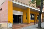 Retail for rent at Zona Las Pozas, San Lorenzo de El Escorial, Madrid, 28200 with window, building, property, fixture, orange, architecture, shade, door, urban design and neighbourhood around